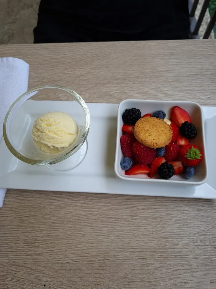 Les Fruits Rouge Frais Dôme Violette Sablé Noisette Et Glace Vanille